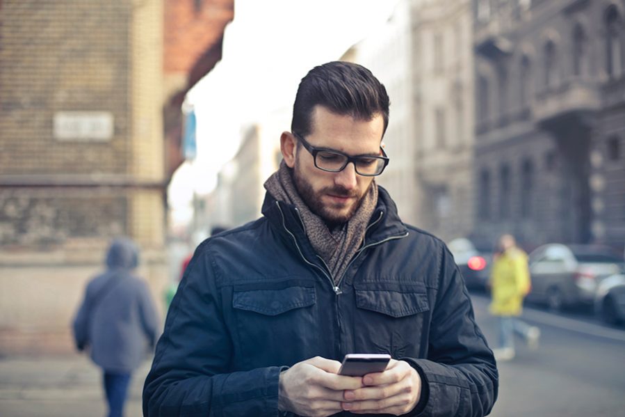 smartphone-trabajo-calle smartphone trabajo calle