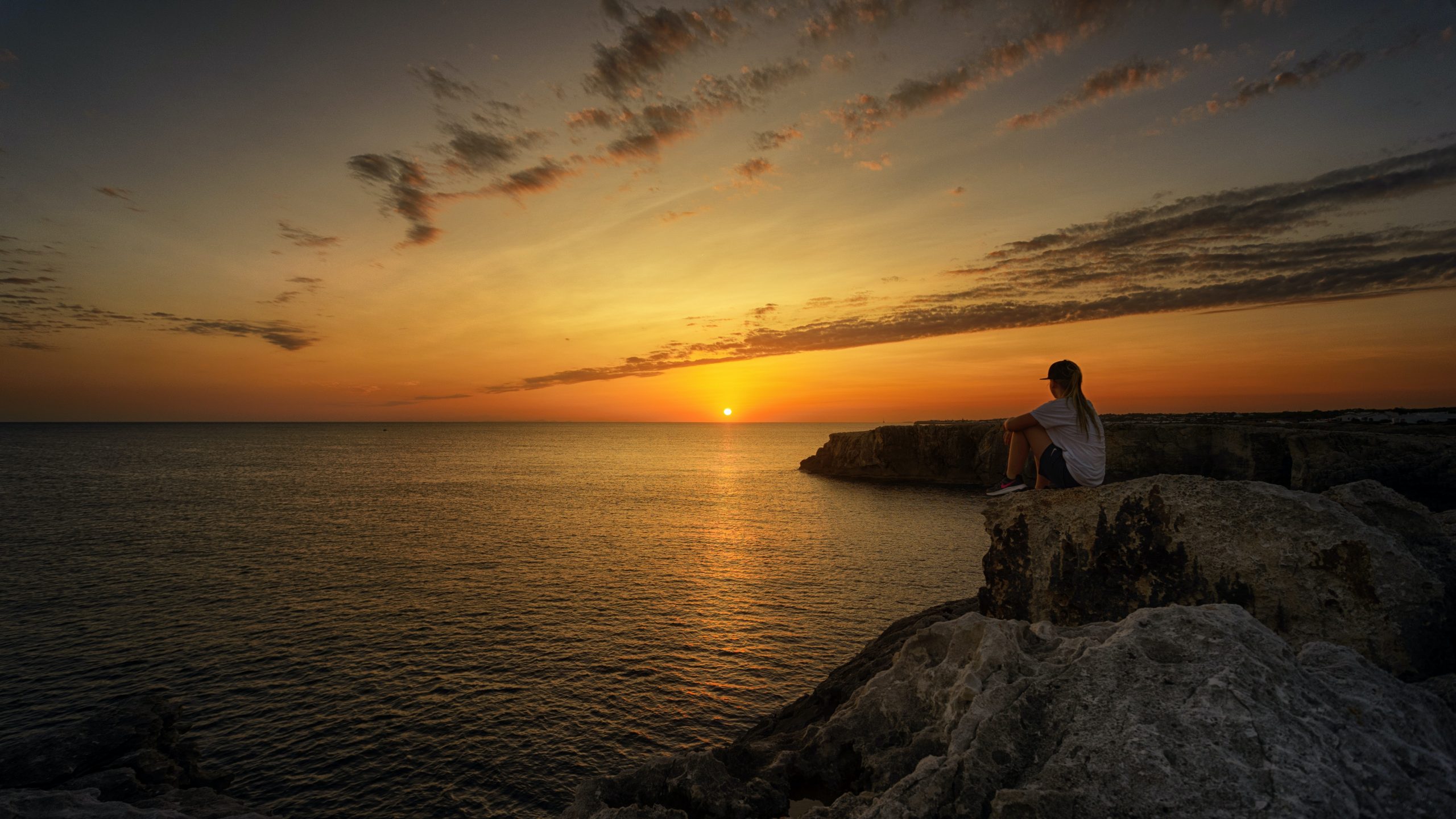 foto de joven contemplando atardecer para desconectar en el día del trabajador