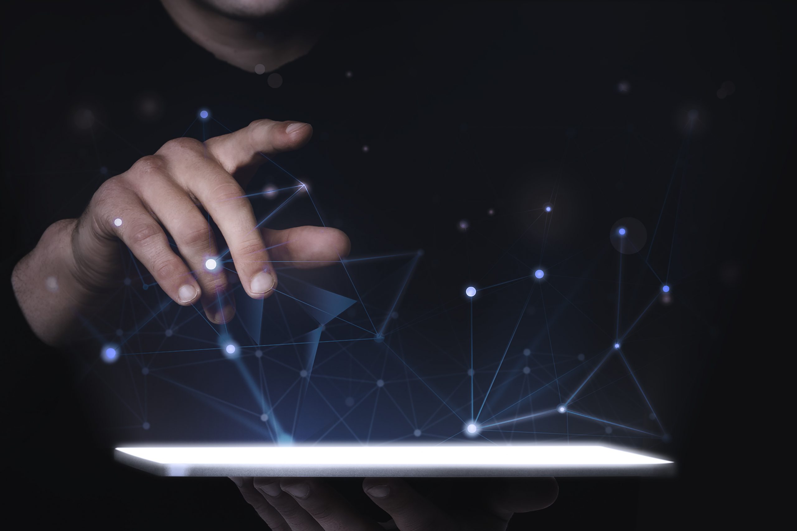 imagen de hombre usando tableta para la transformación digital educativa