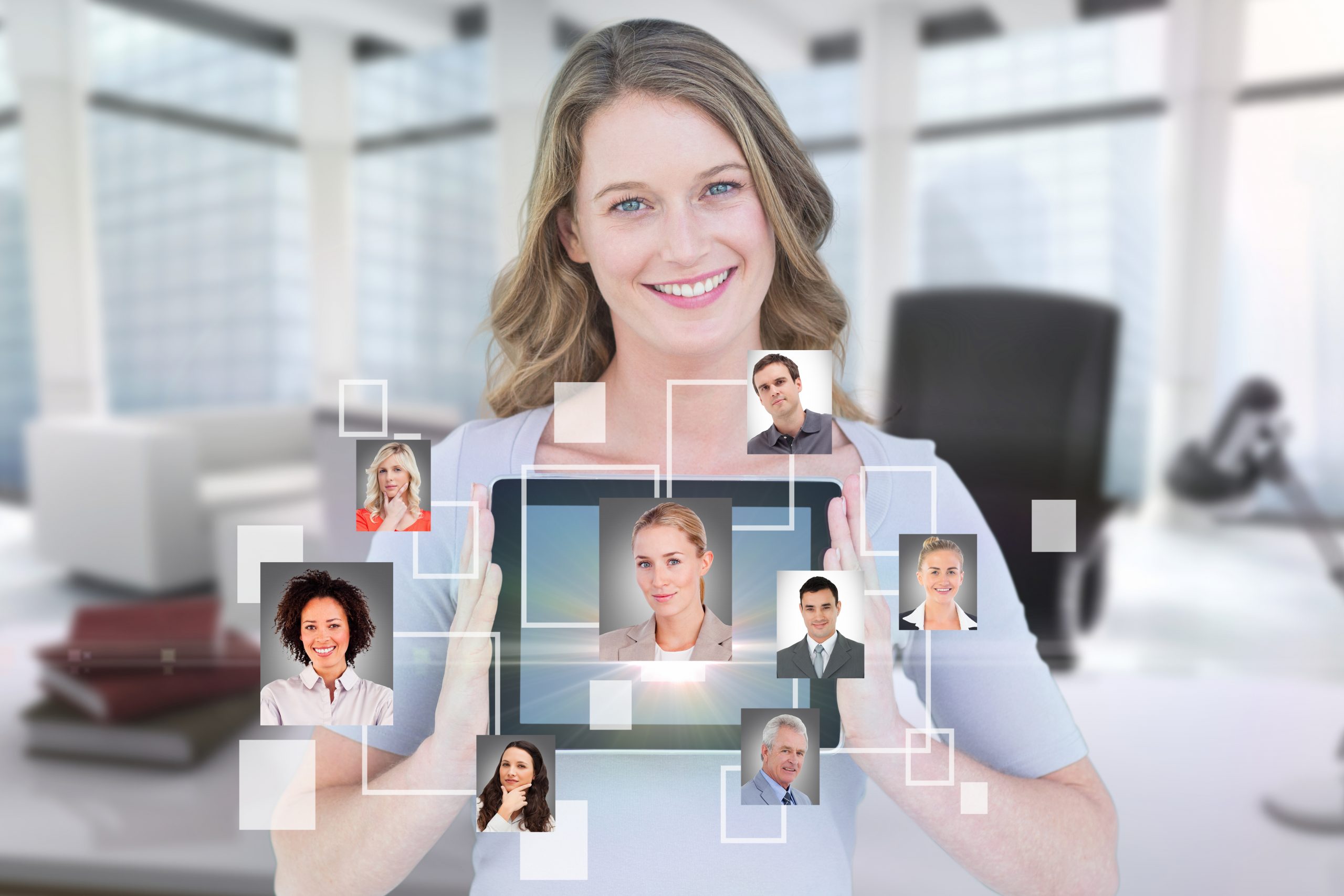 imagen de mujer sosteniendo tablet con pequeñas imágenes de personas referente a que es el talento digital