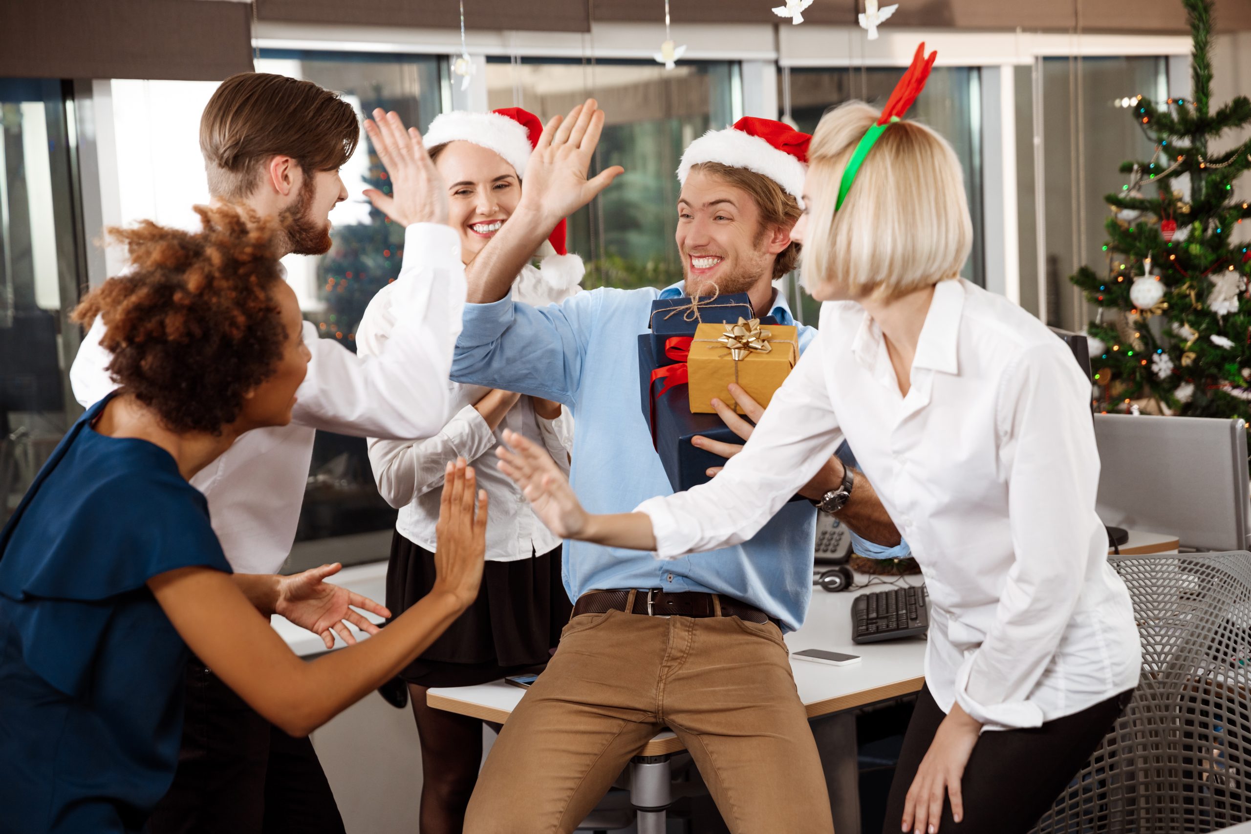 colegas-celebrando-fiesta-navidad