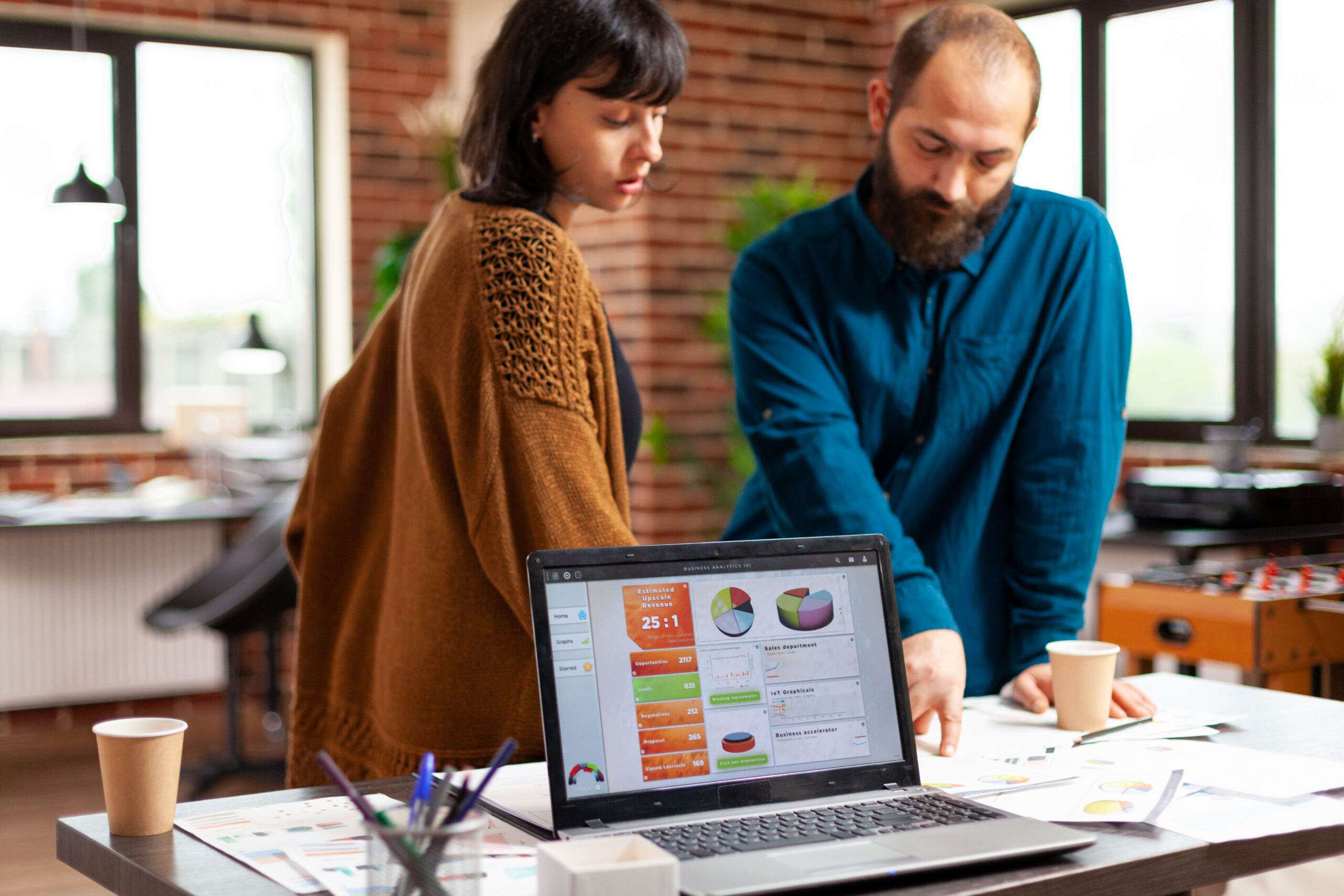 Empleados analizando las métricas del Employee Advocacy de la empresa
