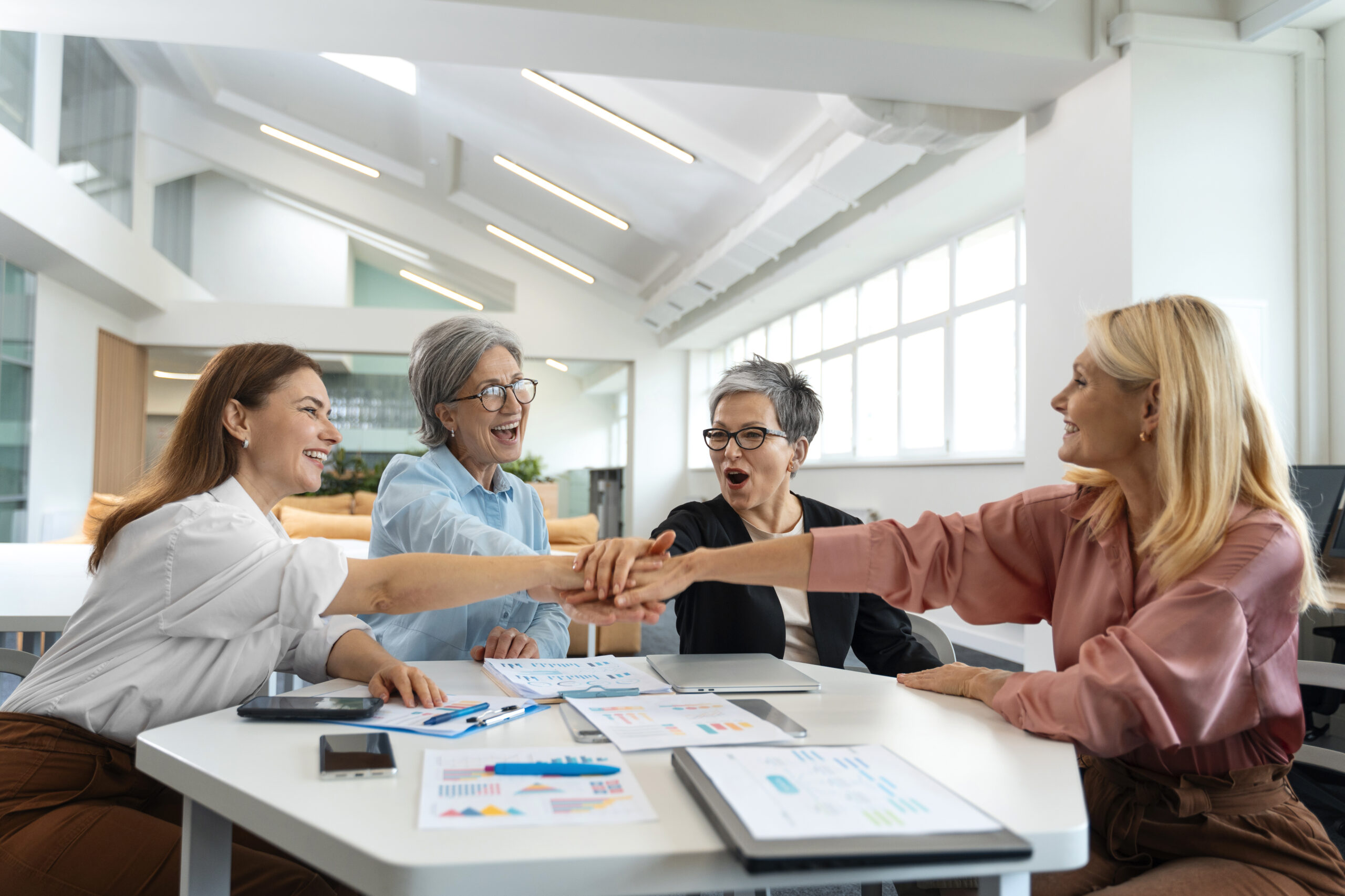 Diversidad de empleados compartiendo